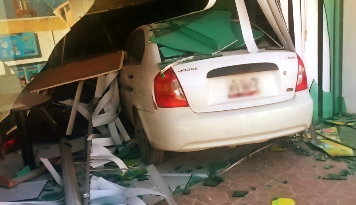 Conductor se estrella contra tienda en Ciudad Victoria tras maniobra evasiva