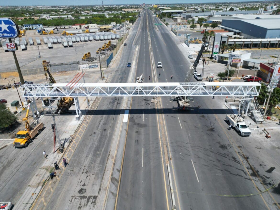 Avanza construcción del puente peatonal en Carretera Nacional Kilómetro 10 en Nuevo Laredo; instalan estructura