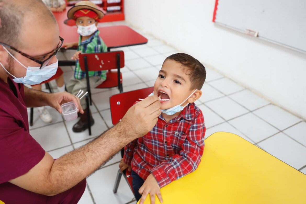 Niñas y niños recibirán atención médica y dental gratuita en Clínicas UNE durante abril