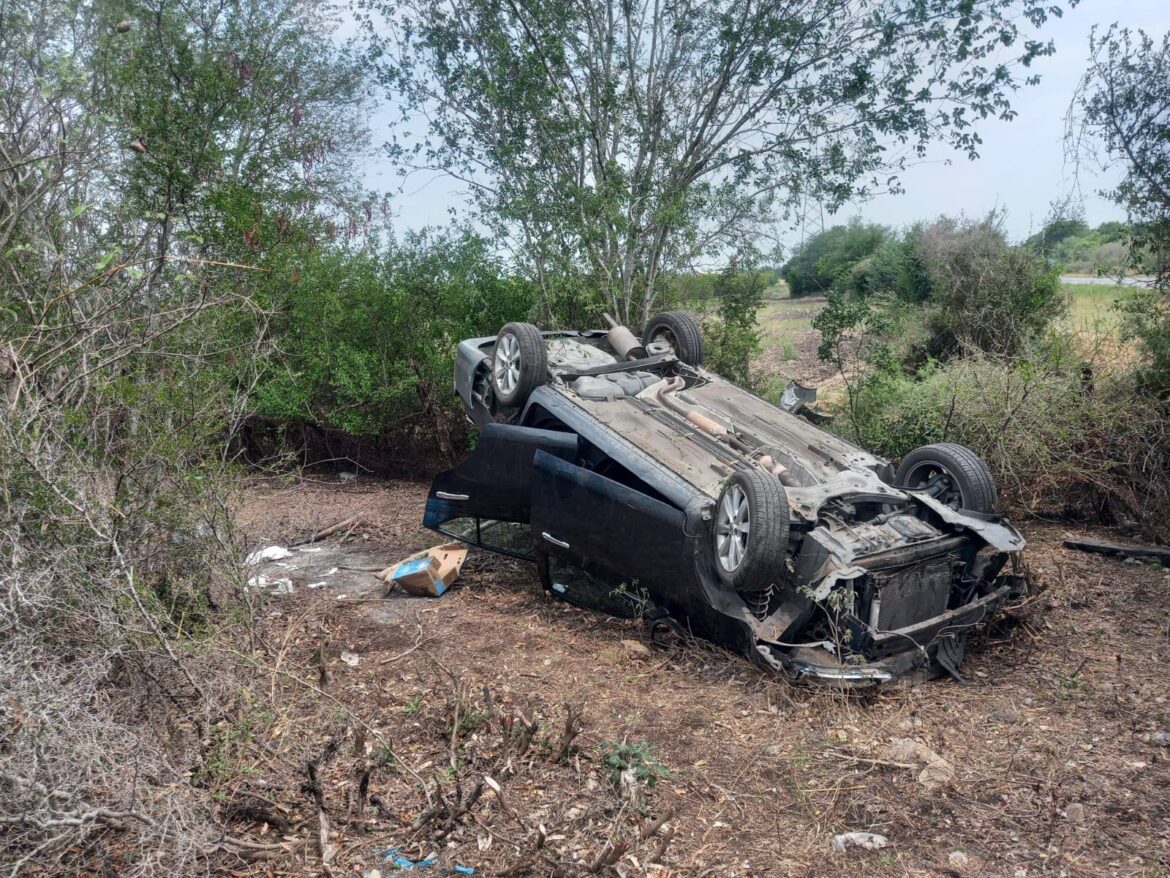 Automóvil vuelca en la Victoria-Monterrey; conductor y su mascota salen ilesos