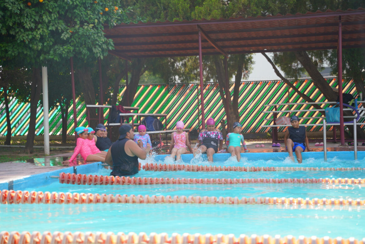 Inician niños y jóvenes curso de natación en Unidad Deportiva Benito Juárez