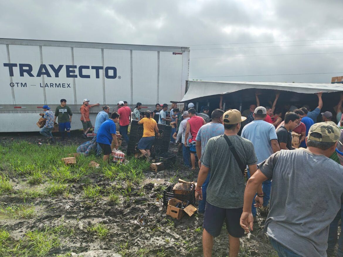 Rapiña masiva tras volcadura de tráiler cervecero en Padilla