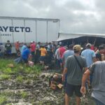 Rapiña masiva tras volcadura de tráiler cervecero en Padilla