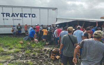 Rapiña masiva tras volcadura de tráiler cervecero en Padilla