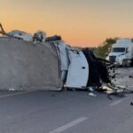 Muere joven conductor tras brutal choque entre camión y pipa en la Victoria-Monterrey