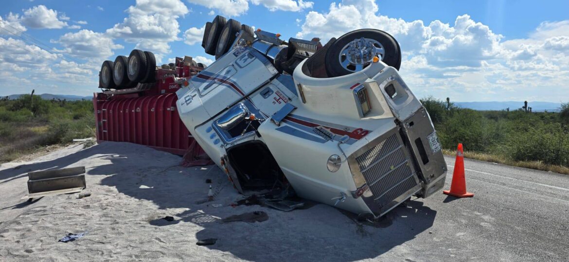 Vuelca tráiler con material de construcción en Tula; hay un lesionado