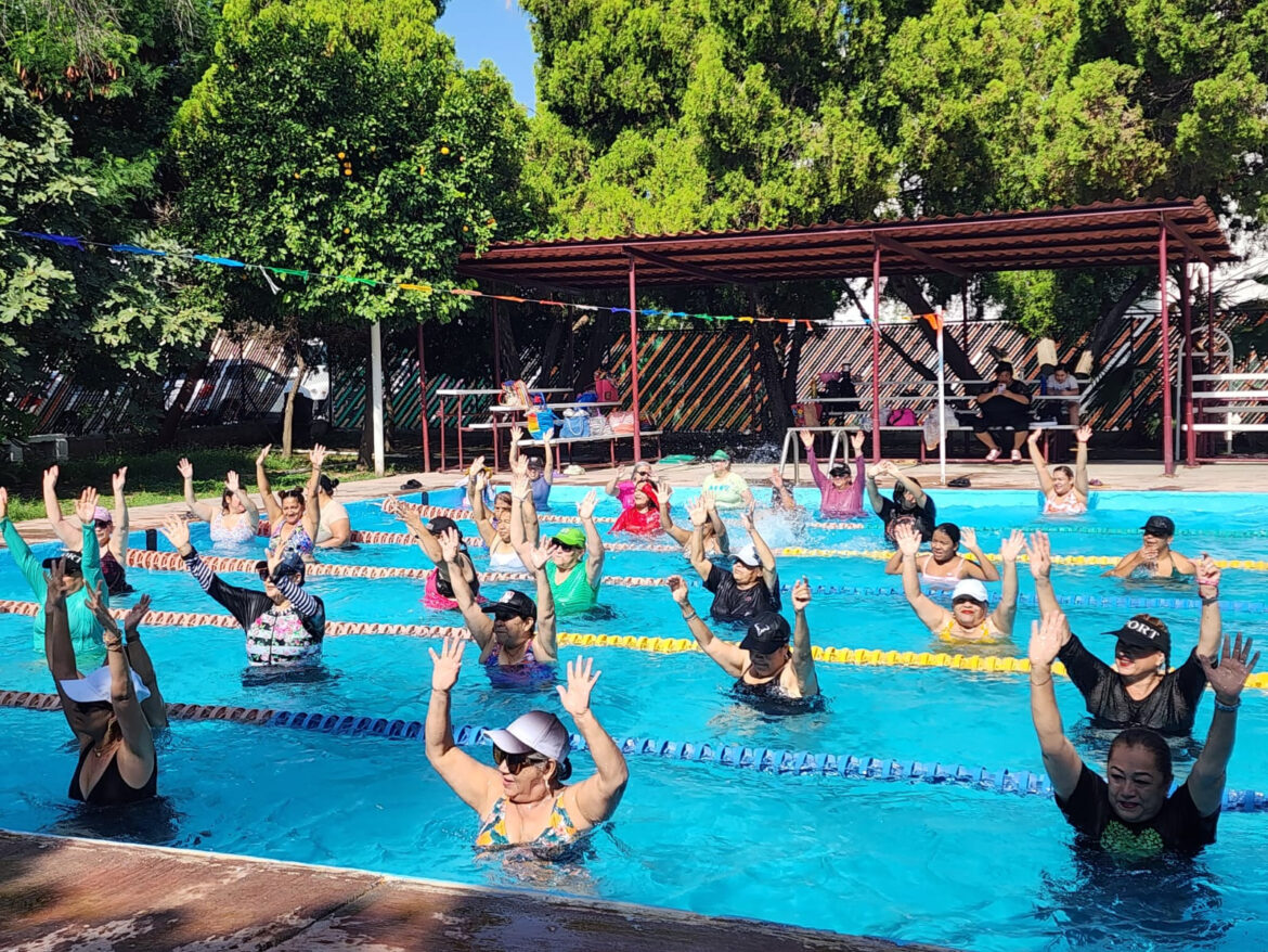 Bailan al ritmo del verano en la alberca de la Unidad Deportiva en Nuevo Laredo