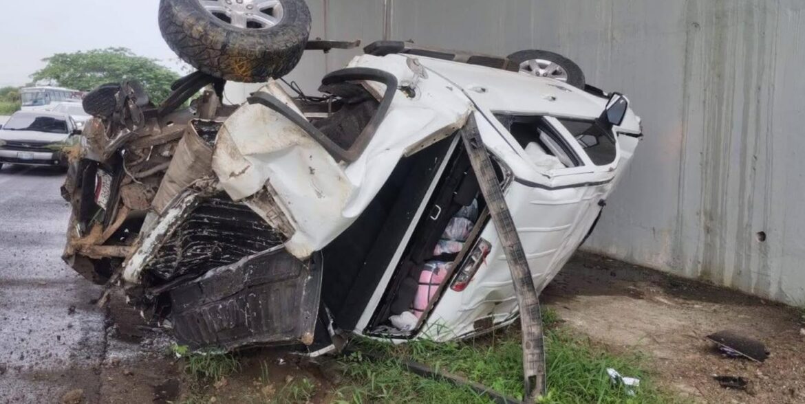 Cae camioneta de puente en Altamira y ocupantes sobreviven sin heridas graves