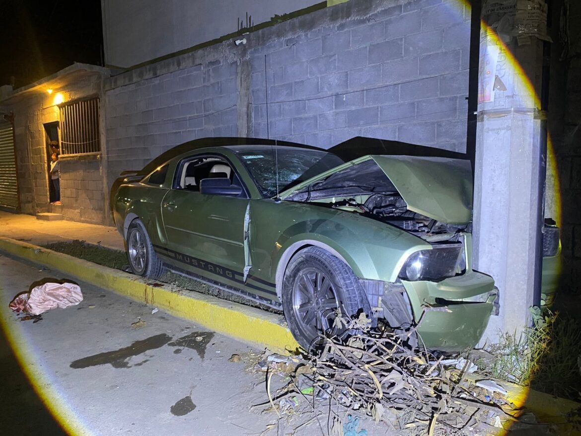 Choca Ford Mustang contra poste y barda en Ciudad Victoria