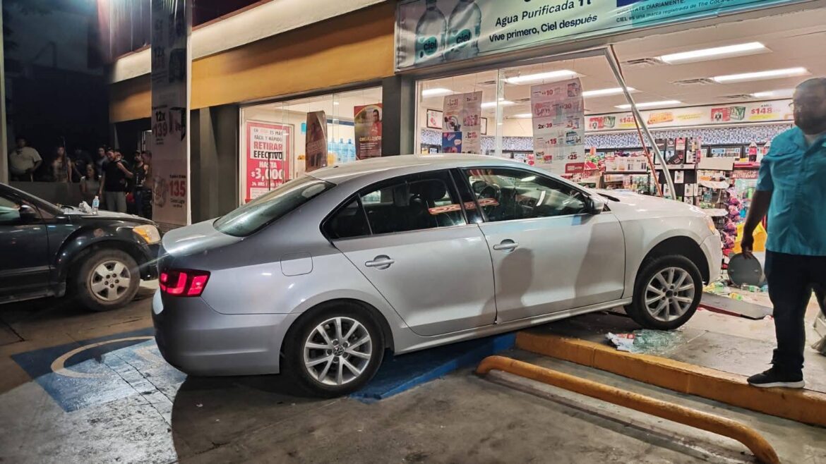 Conductor choca contra Oxxo en la Unidad Modelo y deja un lesionado