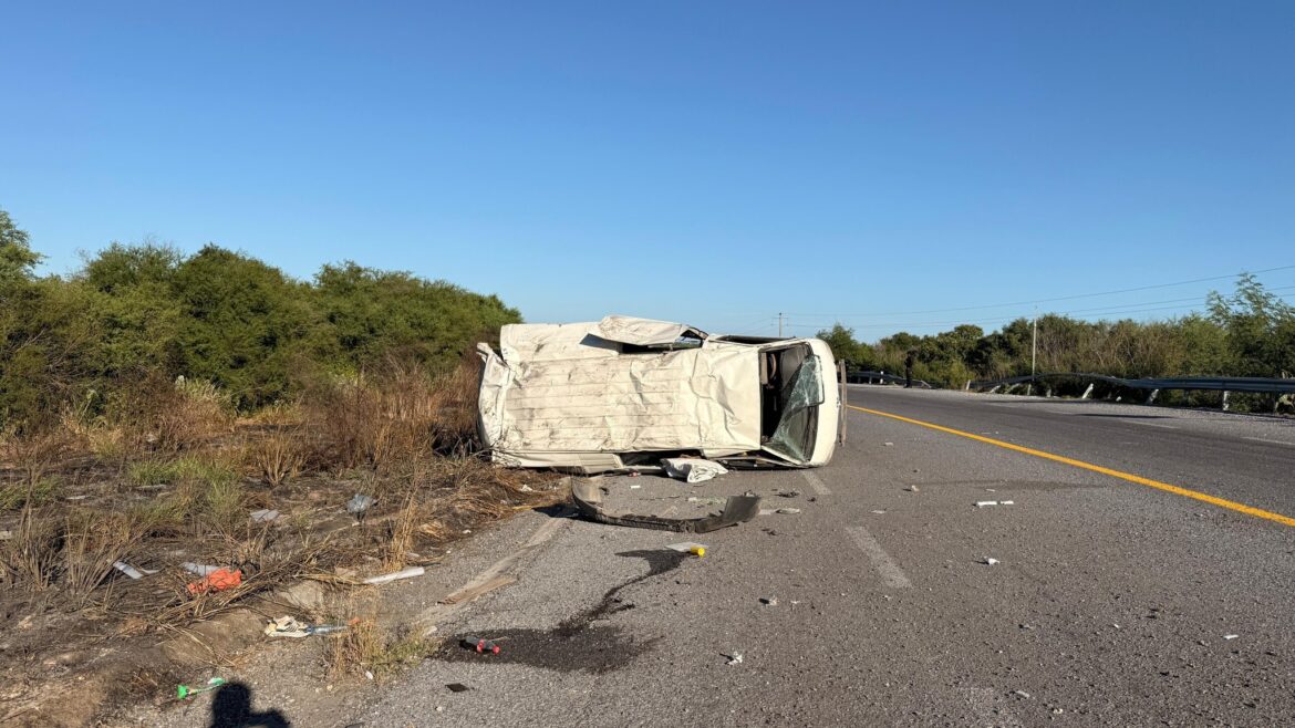 Dos lesionados en volcadura sobre la carretera Rayones-La Marina