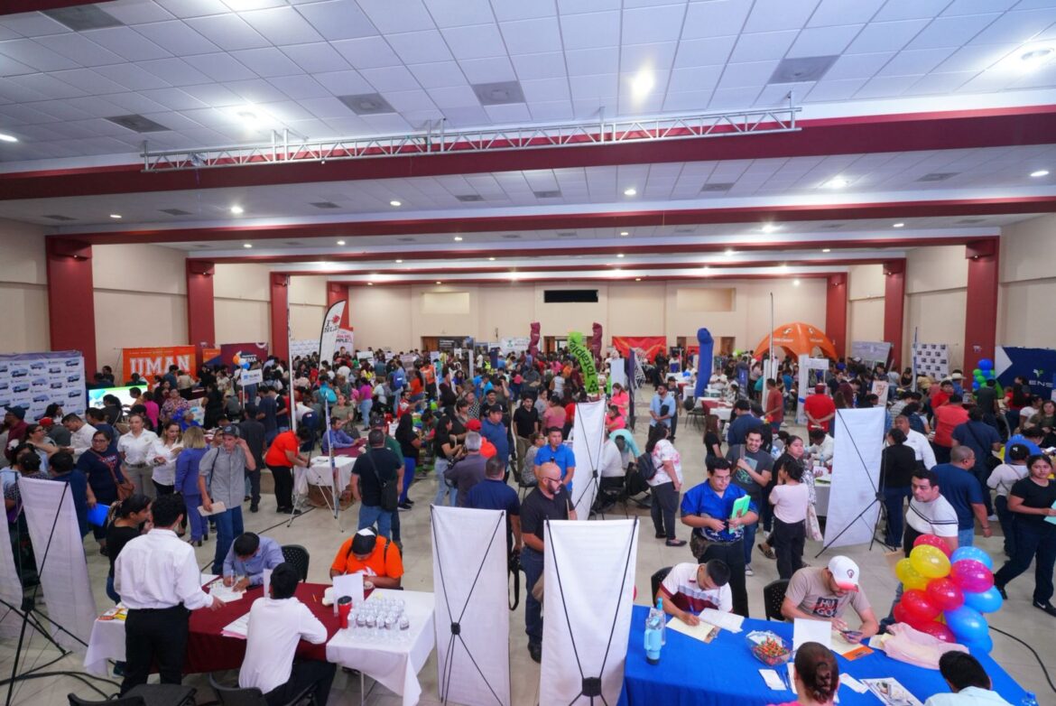 Acuden más de 2 mil ciudadanos a la Feria del Empleo del Gobierno de Nuevo Laredo