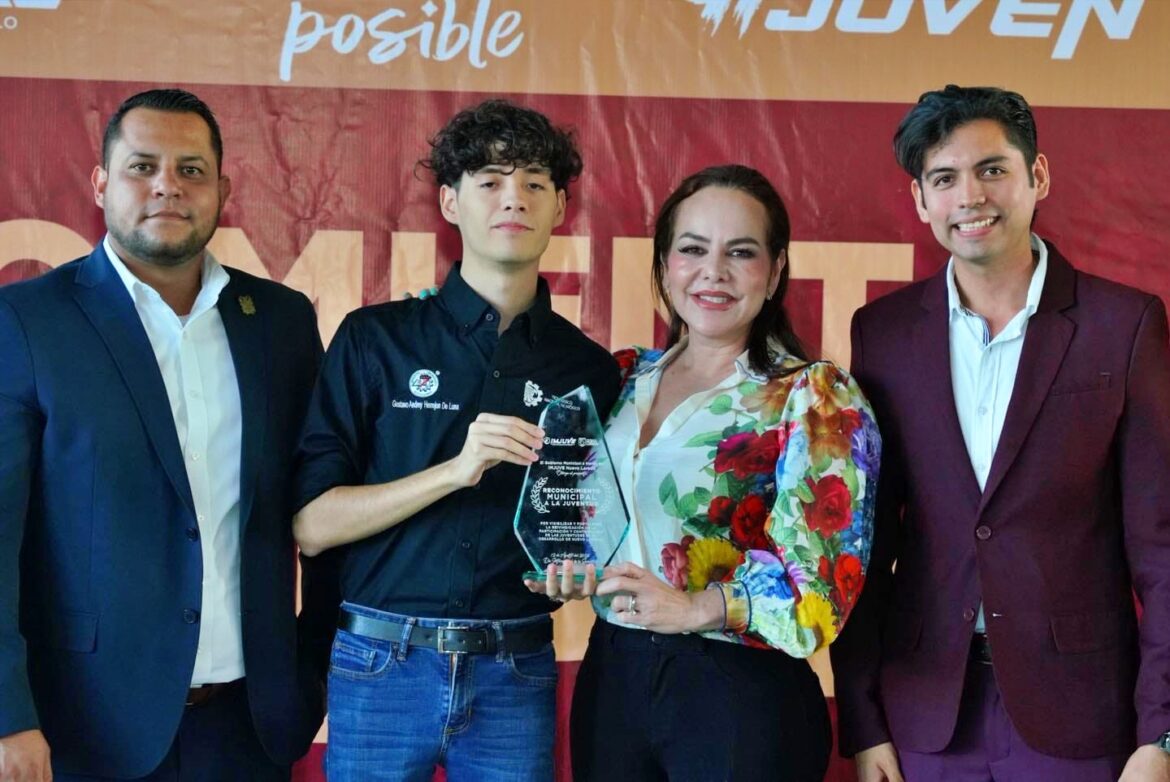 Reconoce alcaldesa Carmen Lilia Canturosas a jóvenes destacados de Nuevo Laredo