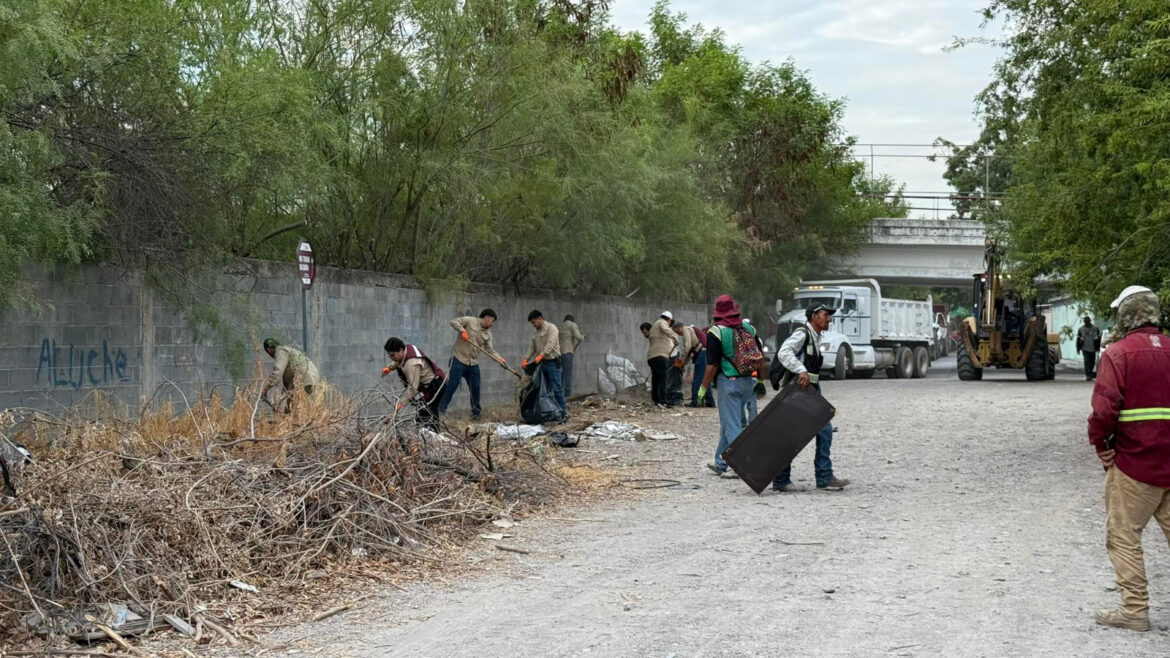Lleva Gestión Ambiental de Nuevo Laredo brigada de limpieza a tiradero clandestino en colonia Matamoros