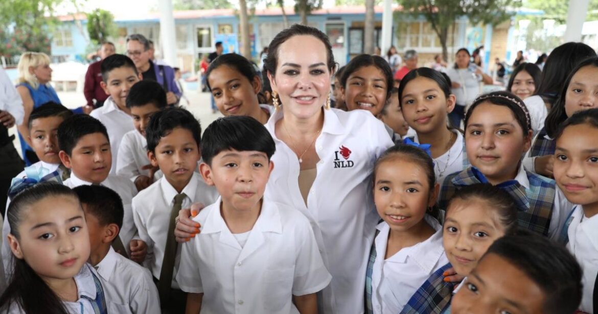 Carmen Lilia Canturosas entrega más de 28 mil becas en Nuevo Laredo