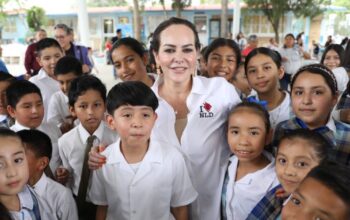 Carmen Lilia Canturosas entrega más de 28 mil becas
