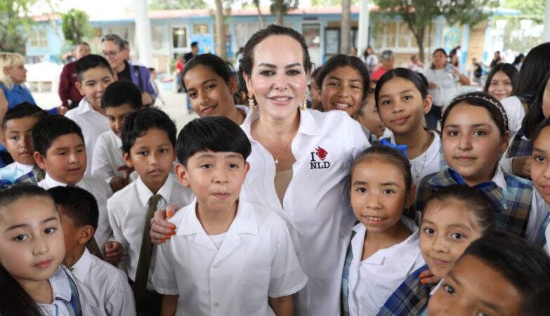 Carmen Lilia Canturosas entrega más de 28 mil becas