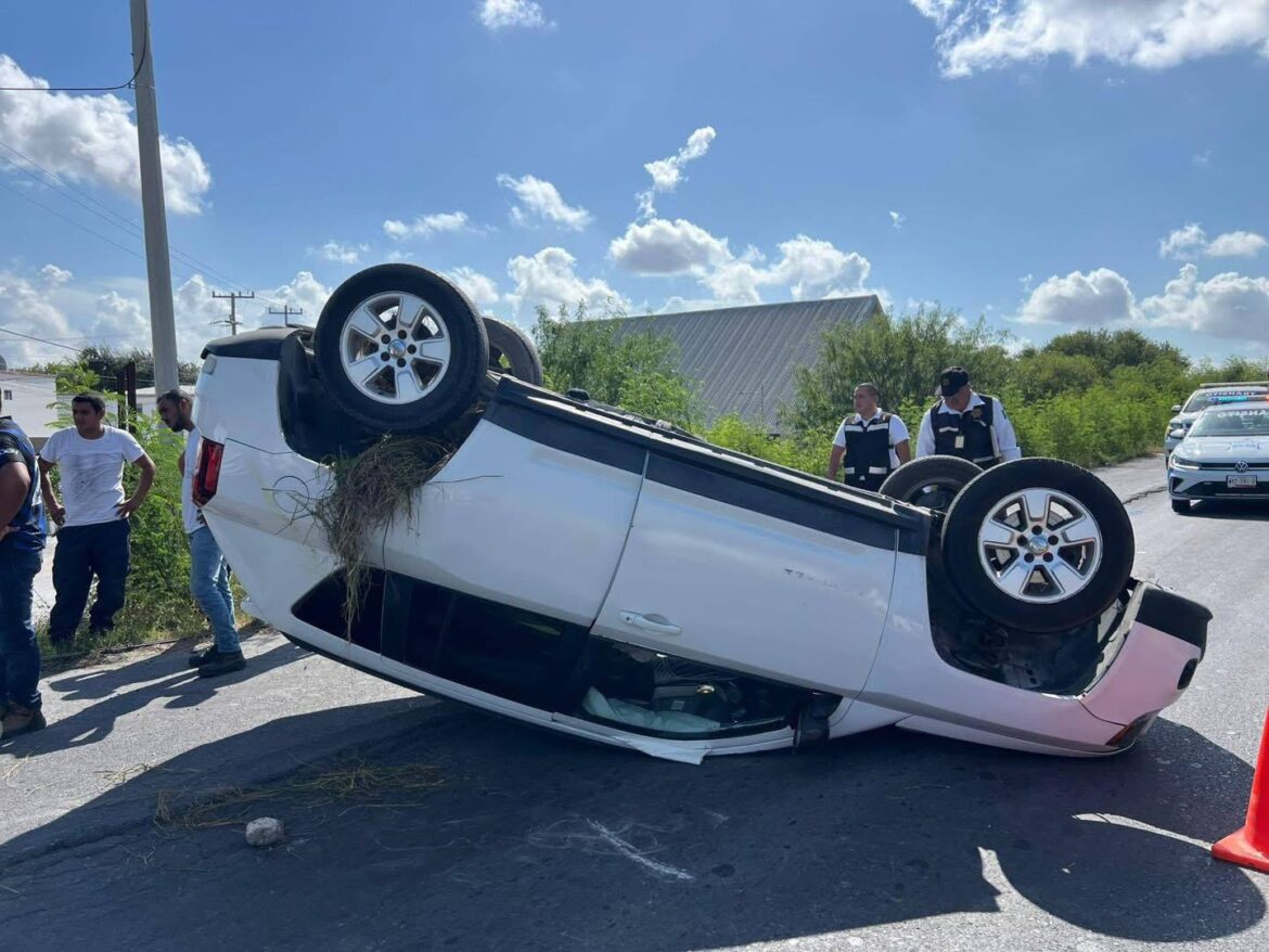 Mujer resulta lesionada en volcadura de camioneta en Río Bravo