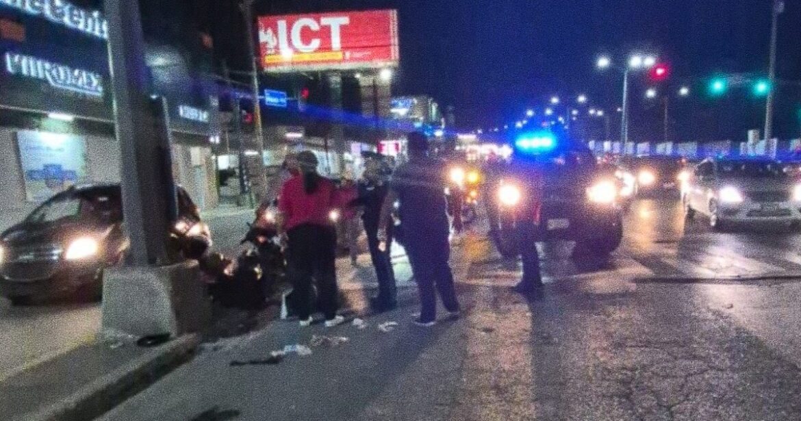 Motociclista se impacta contra semáforo en zona dorada de Tampico