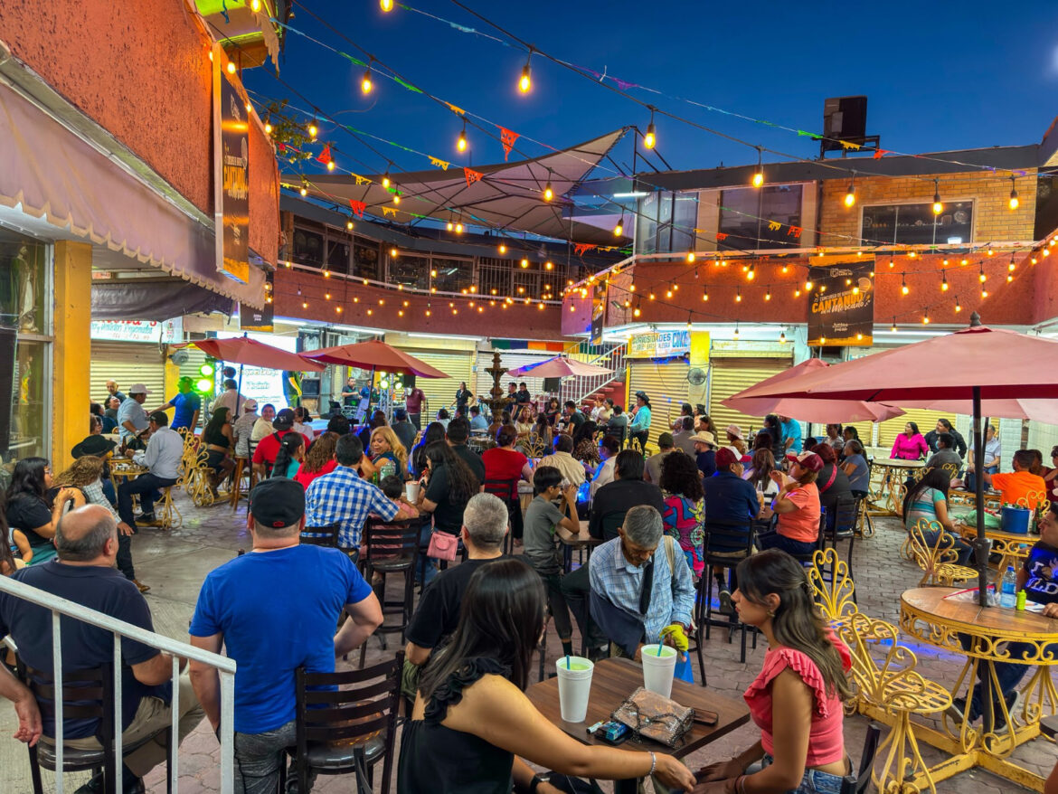 Dirección de Turismo realiza 5ª jornada del Concurso de Karaoke en el Mercado “Maclovio Herrera”