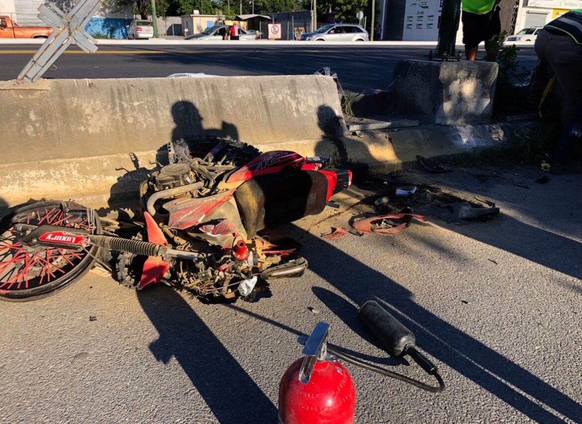 Motociclista se impacta contra poste y queda gravemente herido en Victoria
