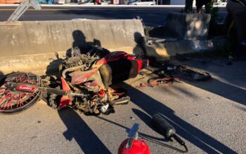 Motociclista se impacta contra poste y queda gravemente herido en Victoria