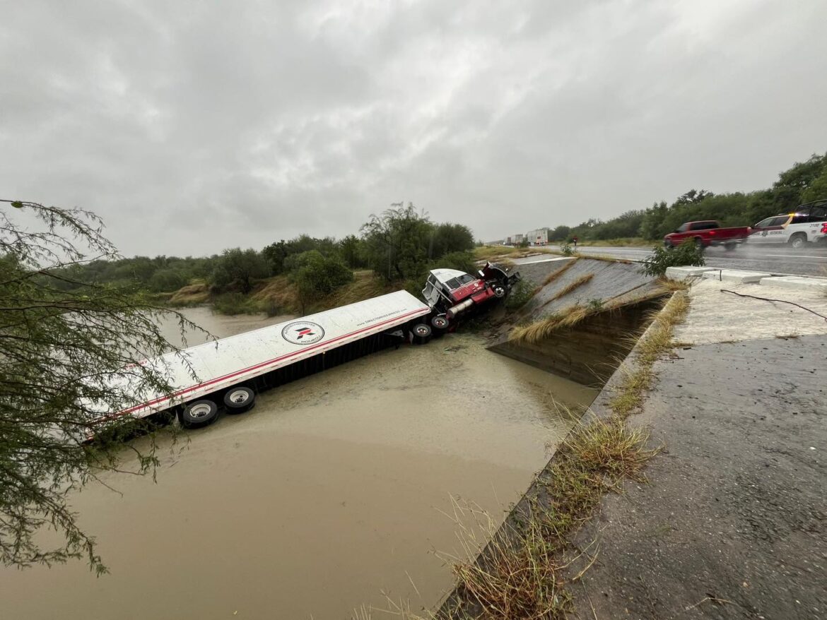Guardia Estatal atiende volcadura de tractocamión en Jiménez