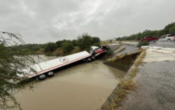 Guardia Estatal atiende volcadura de tractocamión en Jiménez