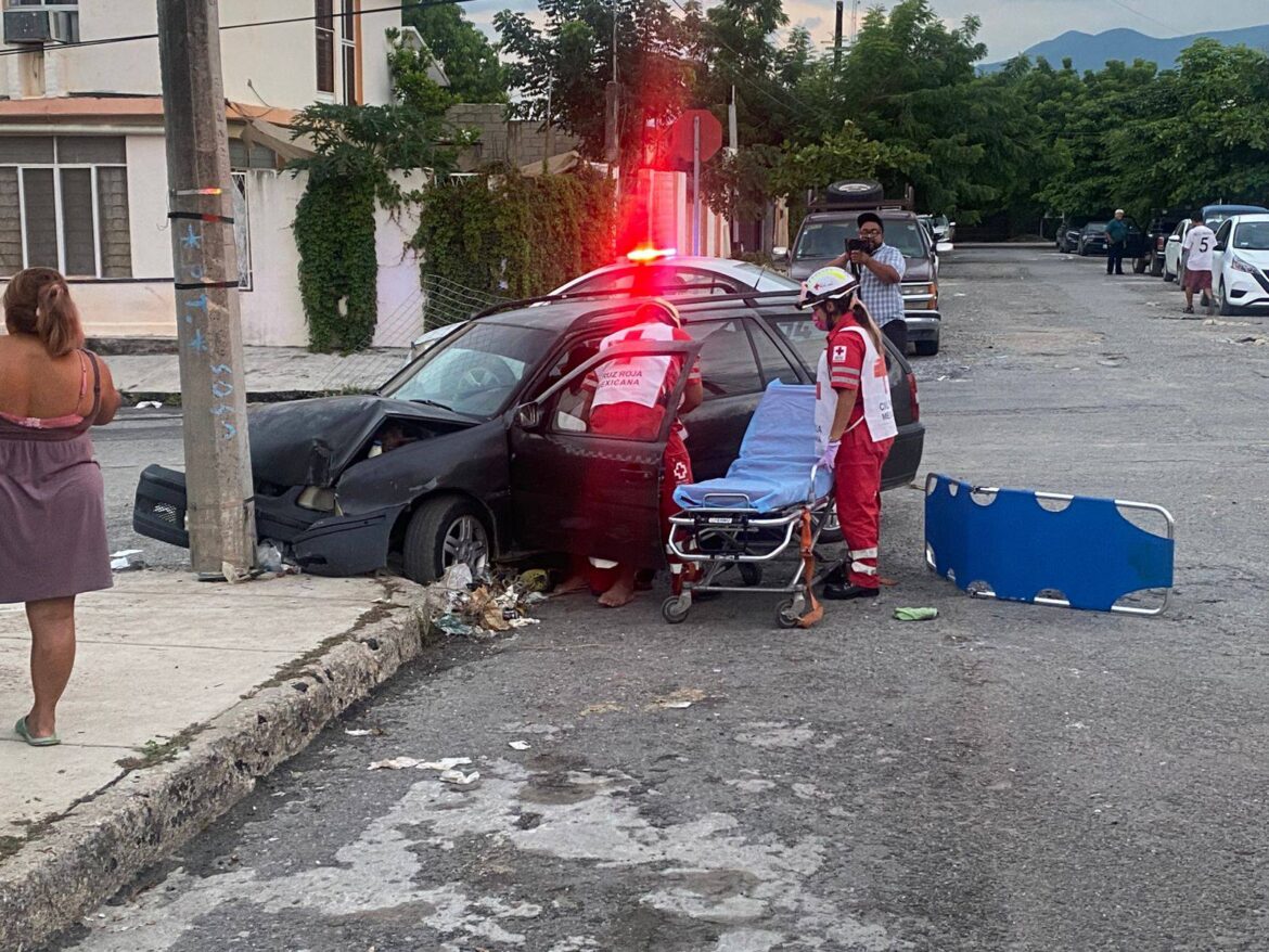 Conductor sufre convulsión y se estrella contra poste en Ciudad Victoria