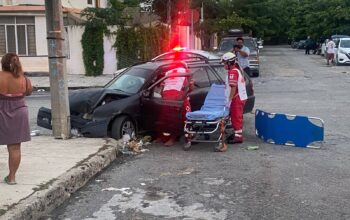 Conductor sufre convulsión y se estrella contra poste en Ciudad Victoria