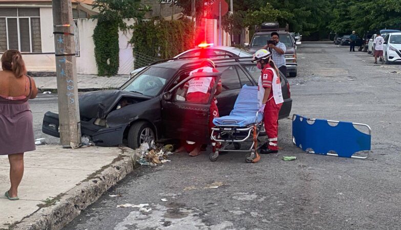 Conductor sufre convulsión y se estrella contra poste en Ciudad Victoria