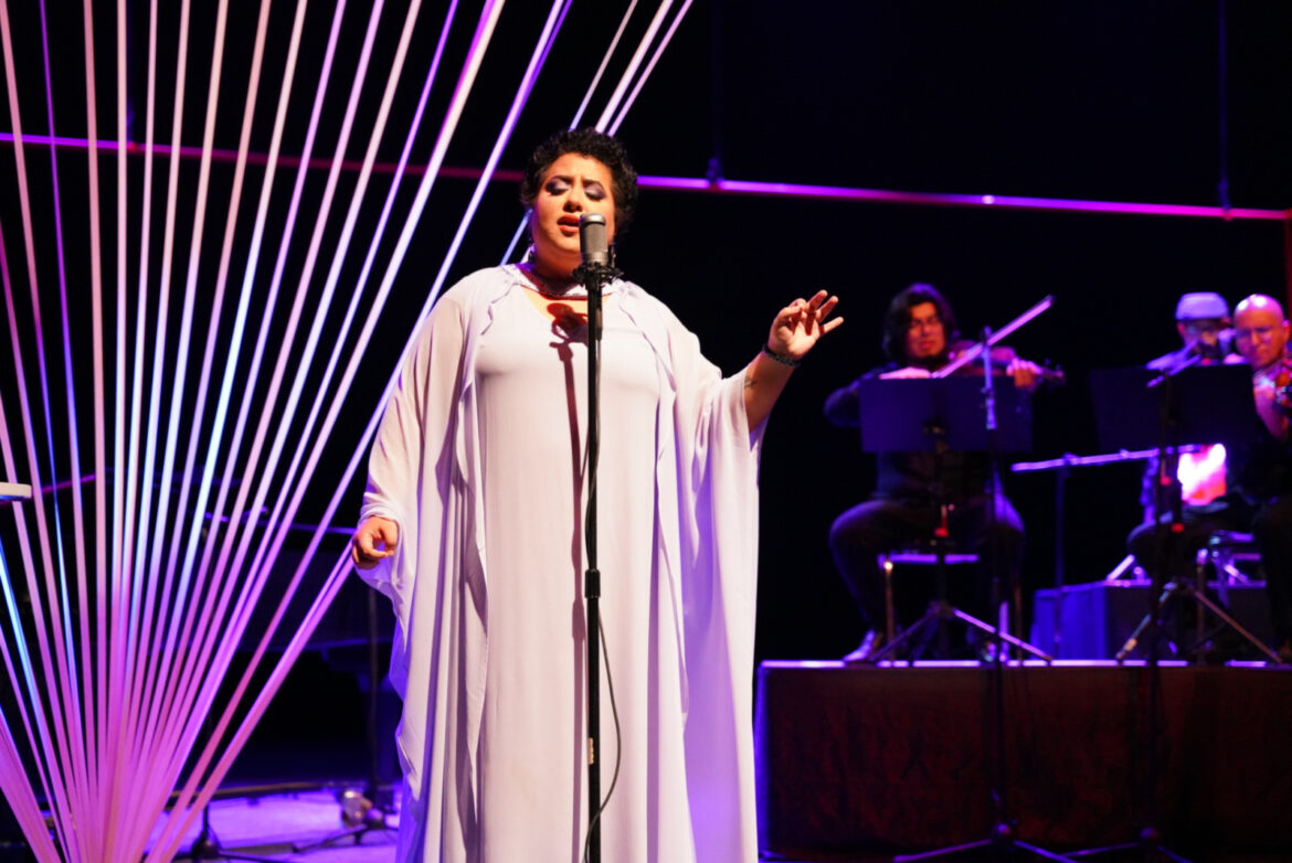 Emotiva velada cultural con “Piaf de Bolsillo” en el Festival Internacional en la Costa del Seno Mexicano