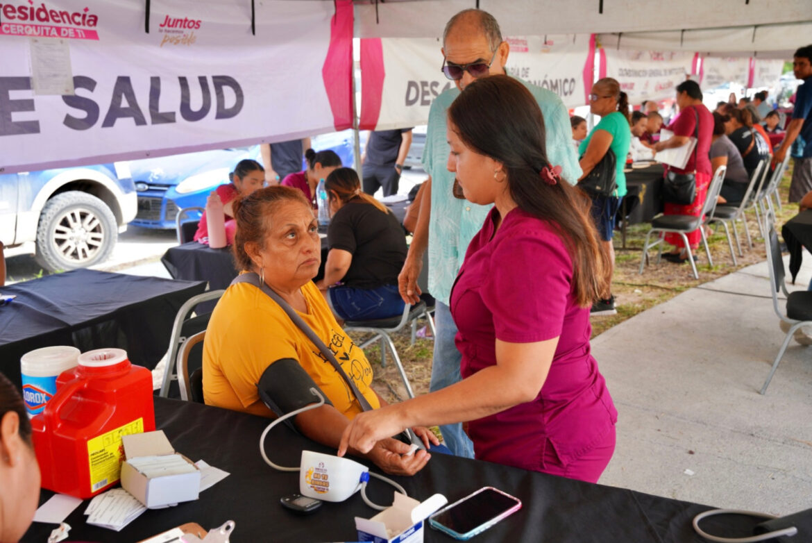“Presidencia Cerquita de Ti” facilita el acceso a servicios municipales; vecinos de Valles de Anáhuac agradecen a alcaldesa