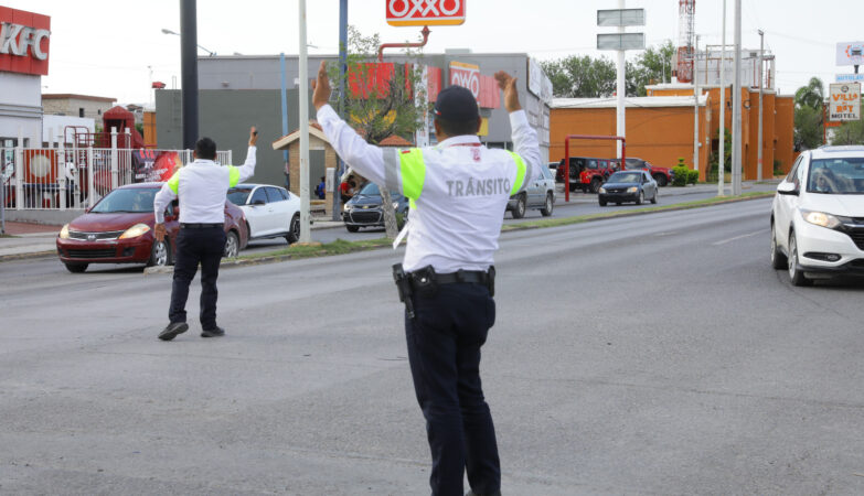 Exhorta Dirección de Tránsito y Vialidad a manejar con precaución y evitar distracciones