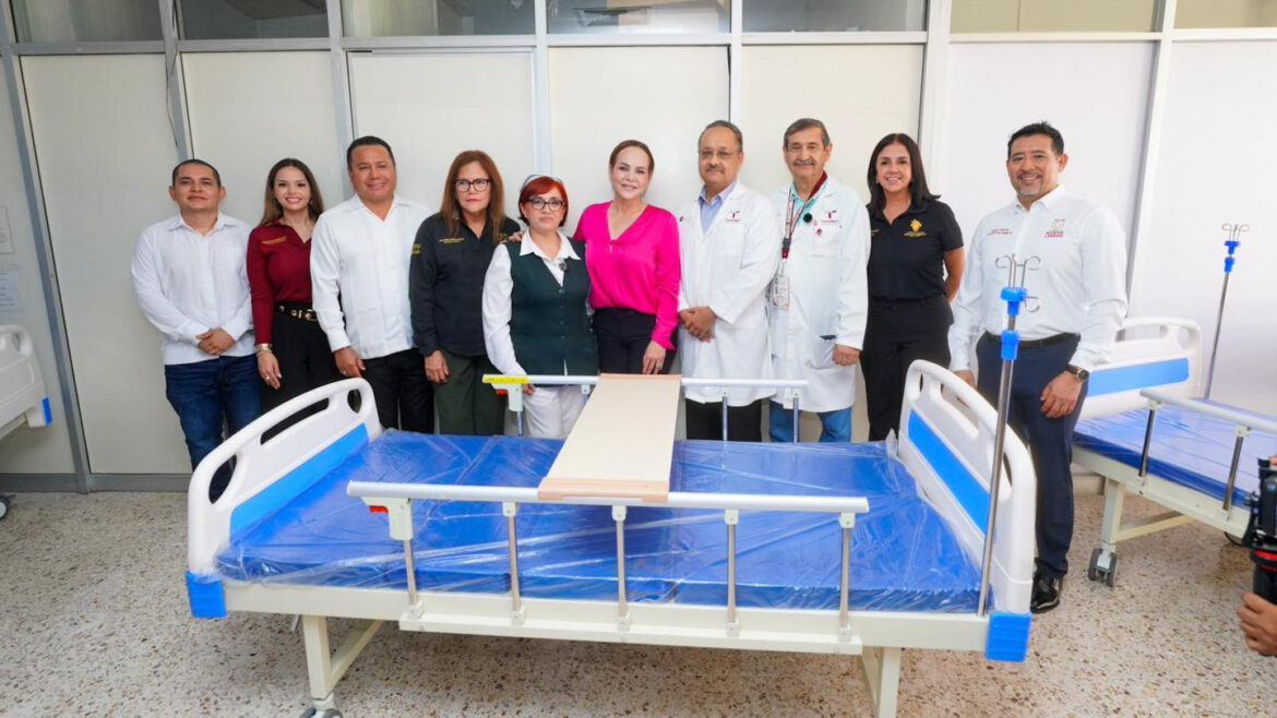 Carmen Lilia Canturosas entrega camas hospitalarias en Nuevo Laredo