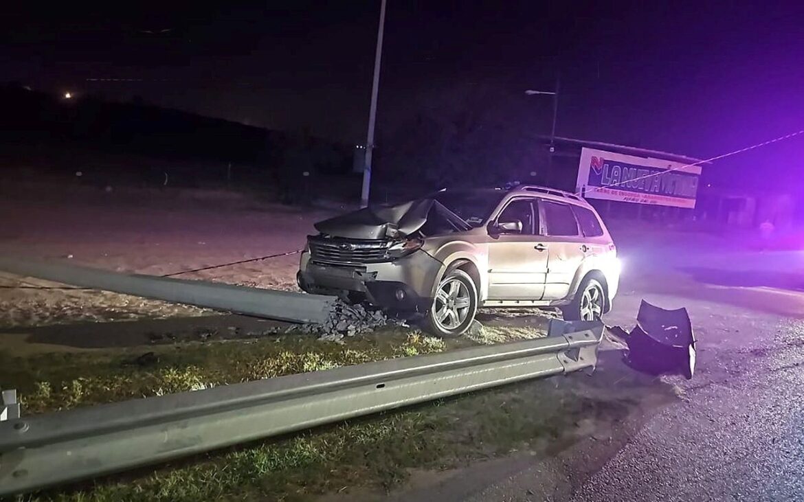Choca a exceso de velocidad y derriba poste en Nuevo Laredo