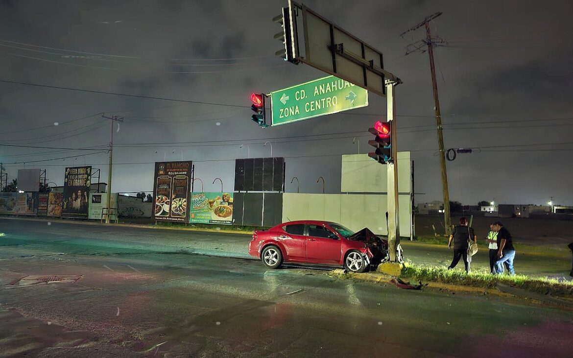 Choca contra semáforo en Nuevo Laredo