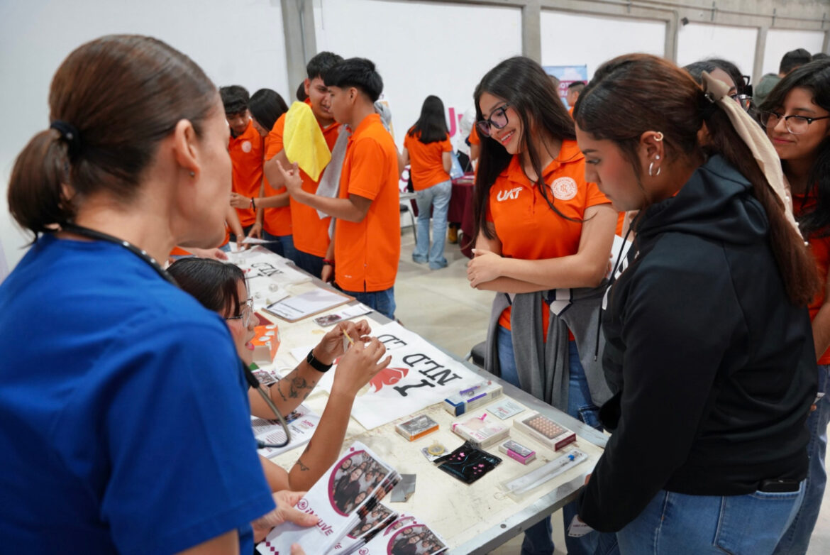 Gobierno de Nuevo Laredo acerca oportunidades y atención integral a estudiantes de la Prepa UAT con Brigada Joven