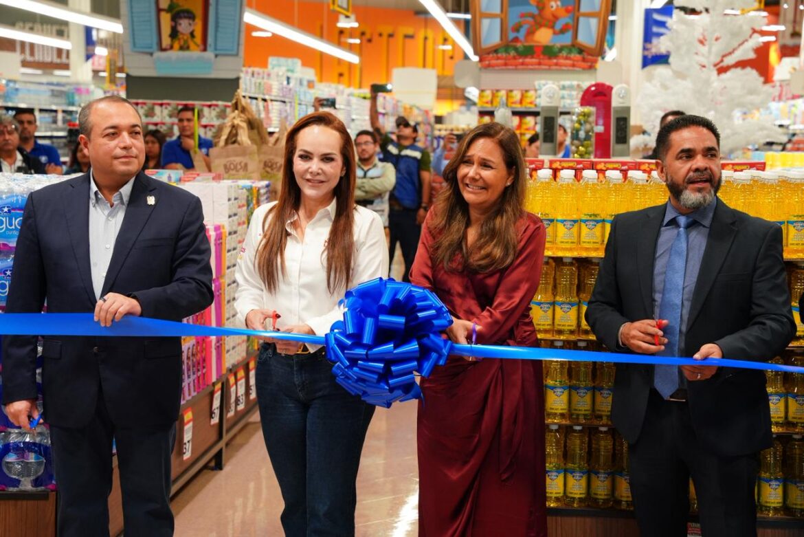 Inaugura alcaldesa Carmen Lilia Canturosas la tienda 10 de S-Mart; refrendan empresas nacionales confianza en Nuevo Laredo