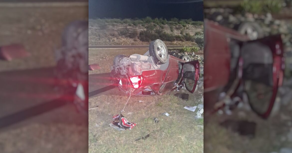 Jóvenes huyen tras chocar y volcar su auto frente a la Torre Bicentenario en Ciudad Victoria
