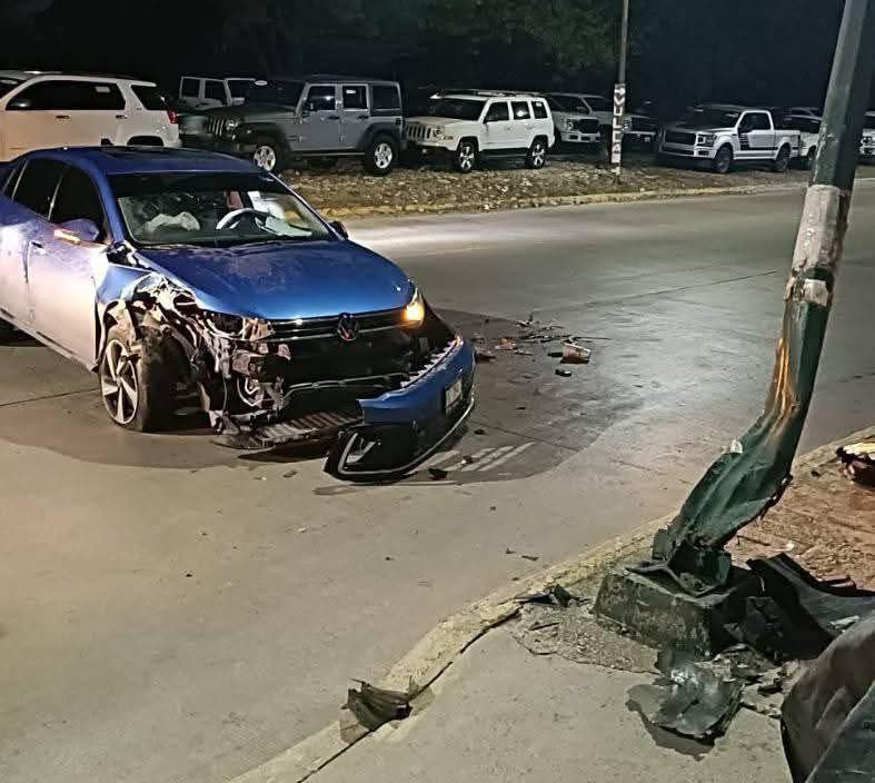 Jóvenes chocan contra poste frente al panteón “Las Chacas” en Madero