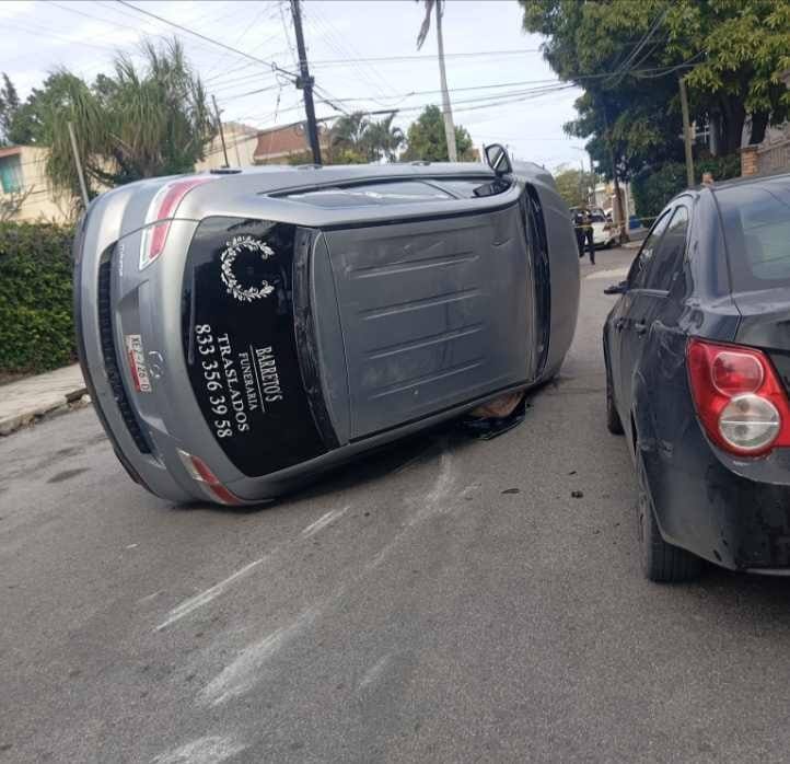 Carroza funeraria vuelca tras choque con automóvil en Tampico
