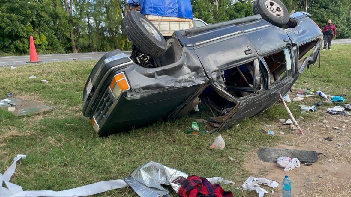 Tráiler provoca volcadura en la Victoria–Zaragoza; fallece un menor