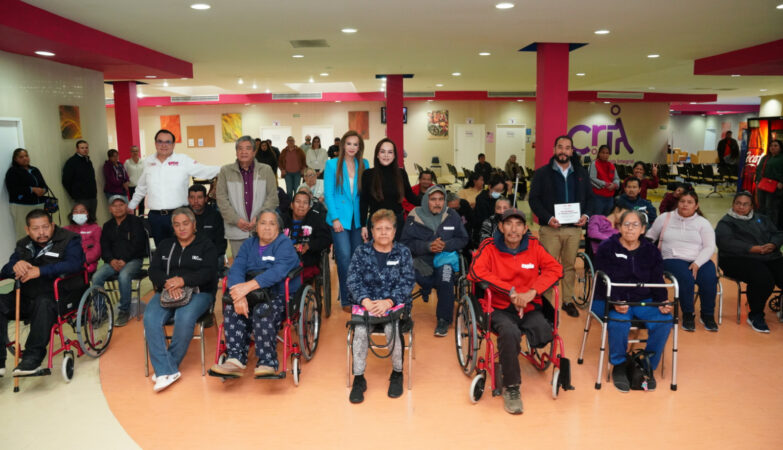 Carmen Lilia Canturosas y DIF Nuevo Laredo entregan aparatos funcionales y reciben donativo de 100 sillas de ruedas para personas con discapacidad