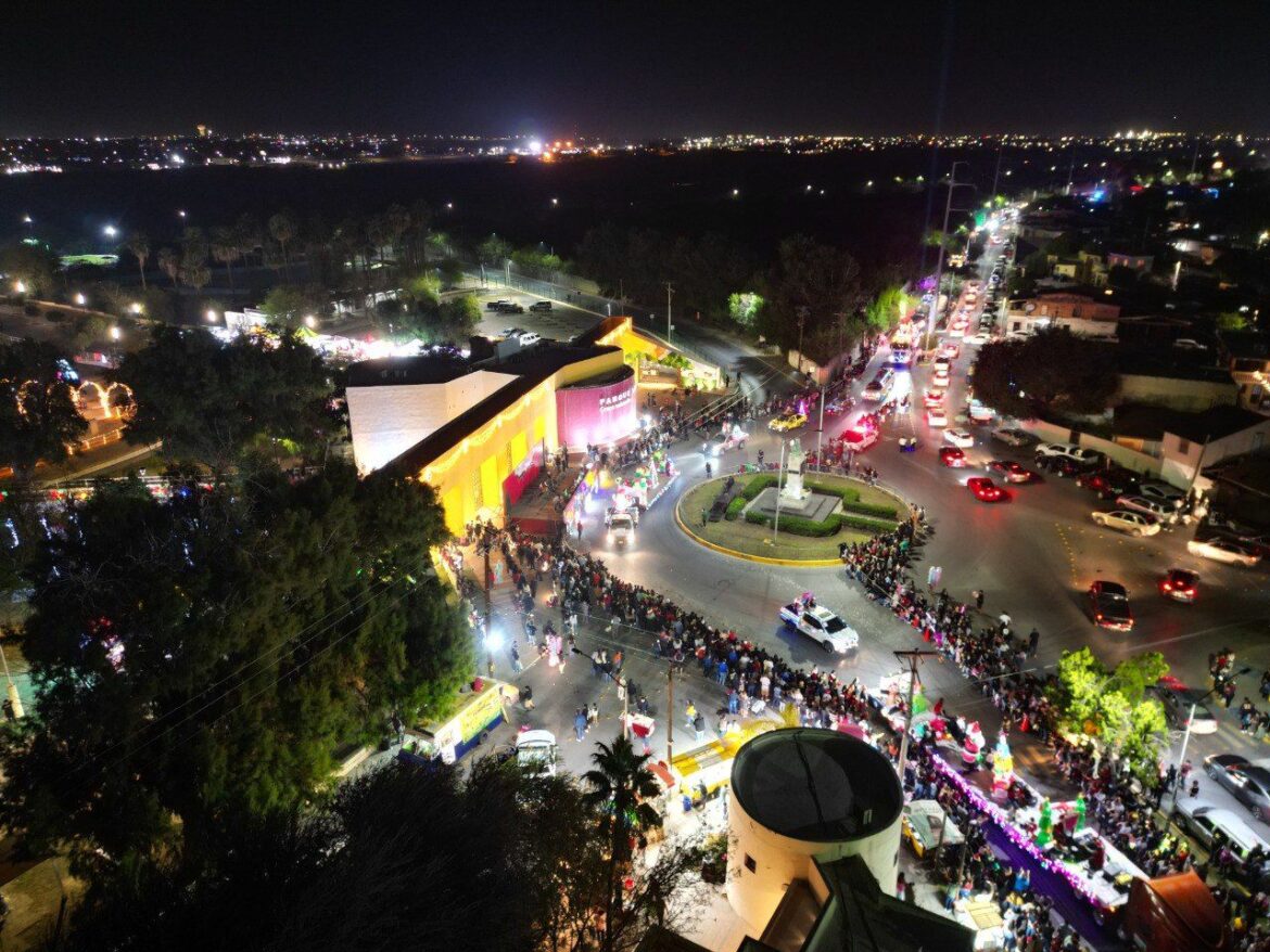 Miles de familias llenan las calles y disfrutan del Desfile Navideño 2025 en Nuevo Laredo