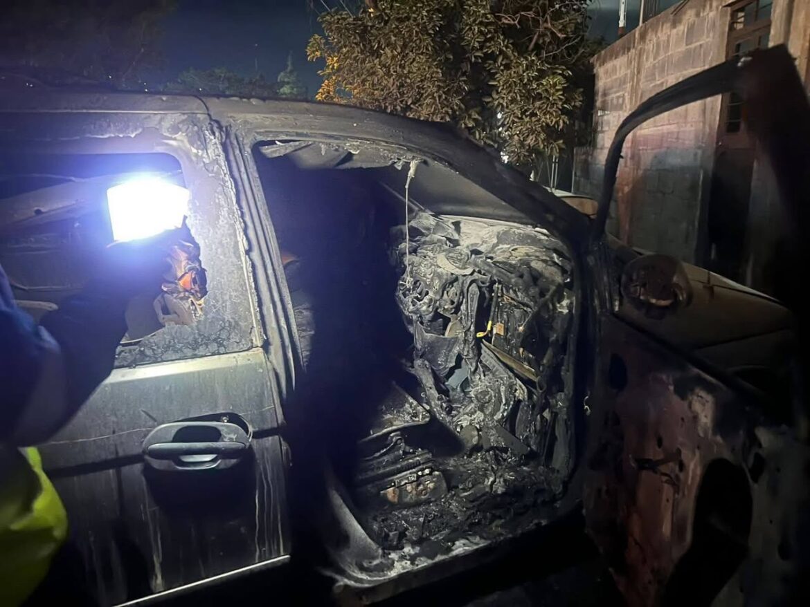 Camioneta en abandono se incendia en el Libramiento de Ciudad Victoria