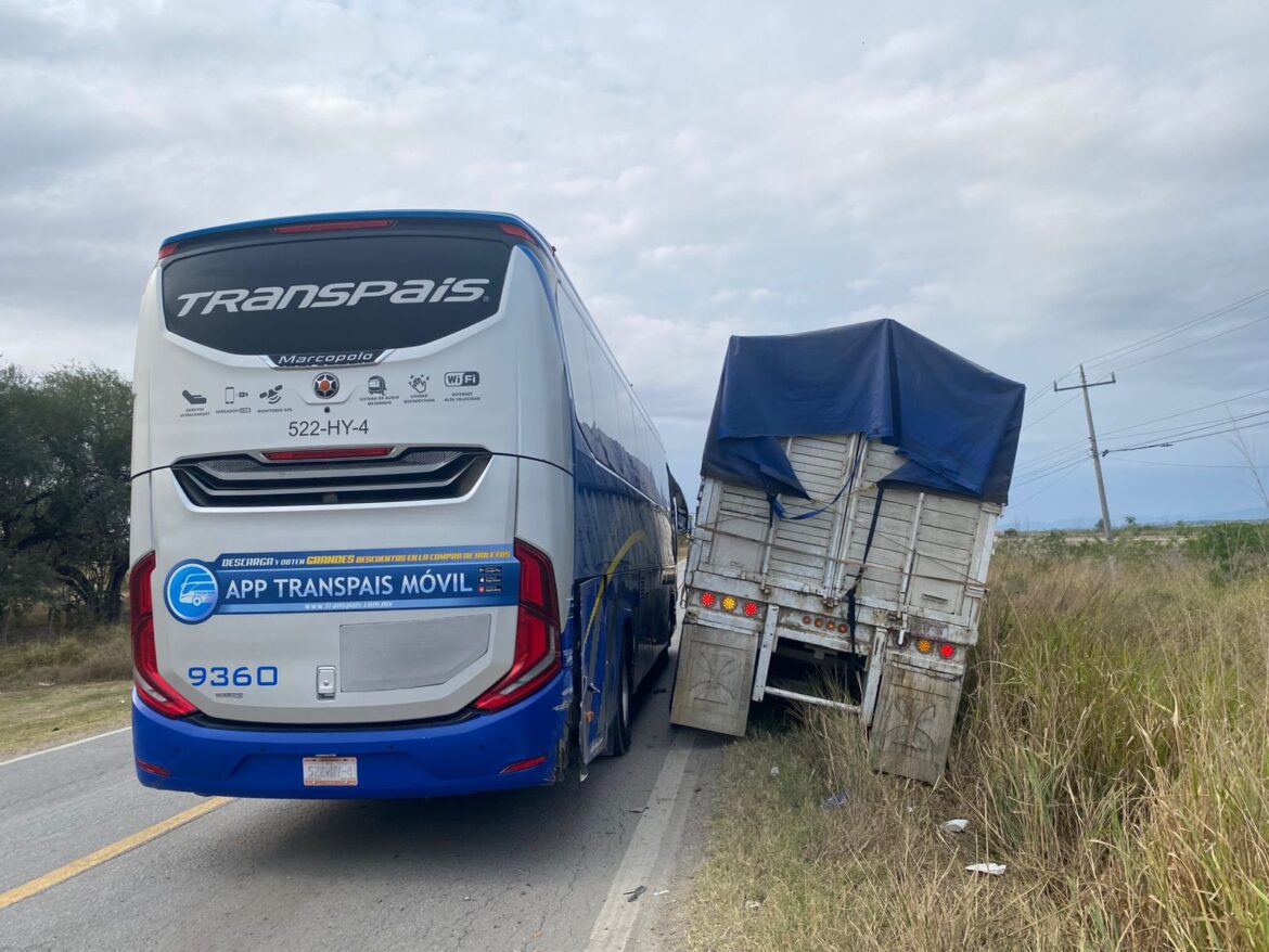 Accidente entre autobús y tráiler deja solo daños materiales en la Tampico-Madero