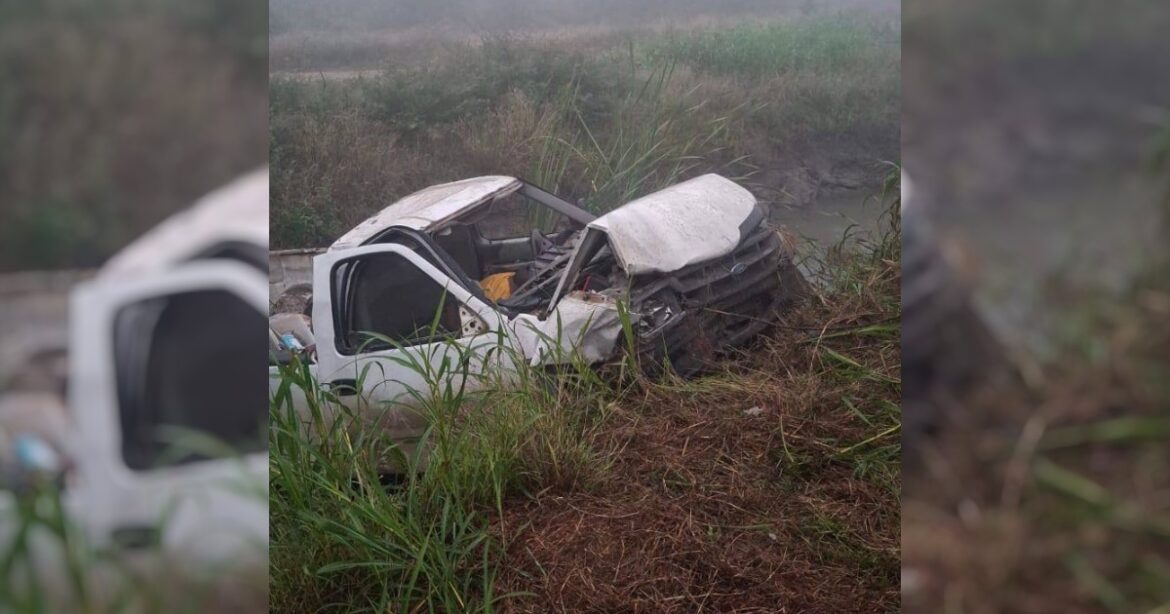 Muere conductor tras caer camioneta a canal de riego en González