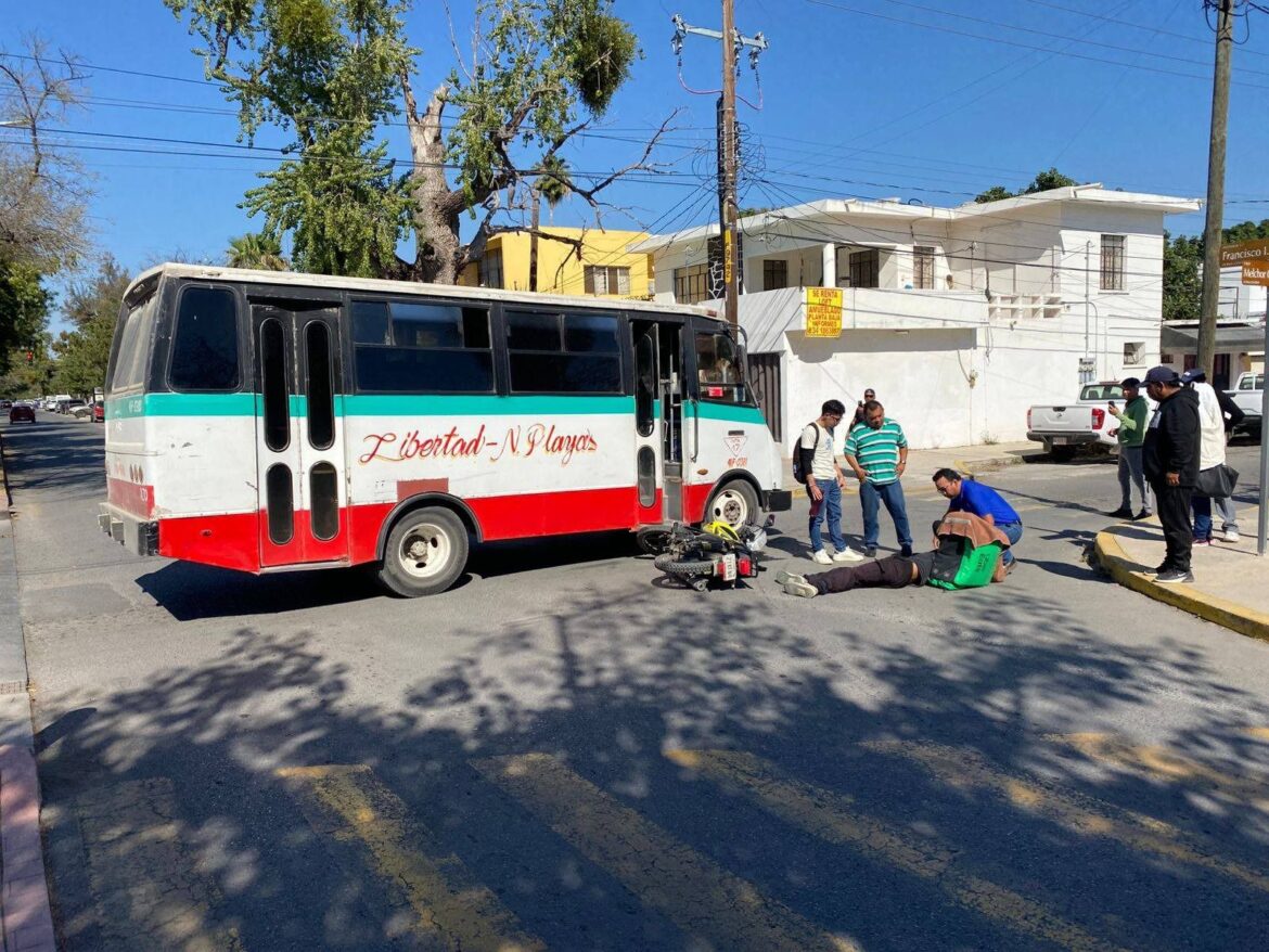 Microbús arrolla a motociclista en cruce de Ciudad Victoria