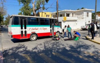 Microbús arrolla a motociclista en cruce de Ciudad Victoria